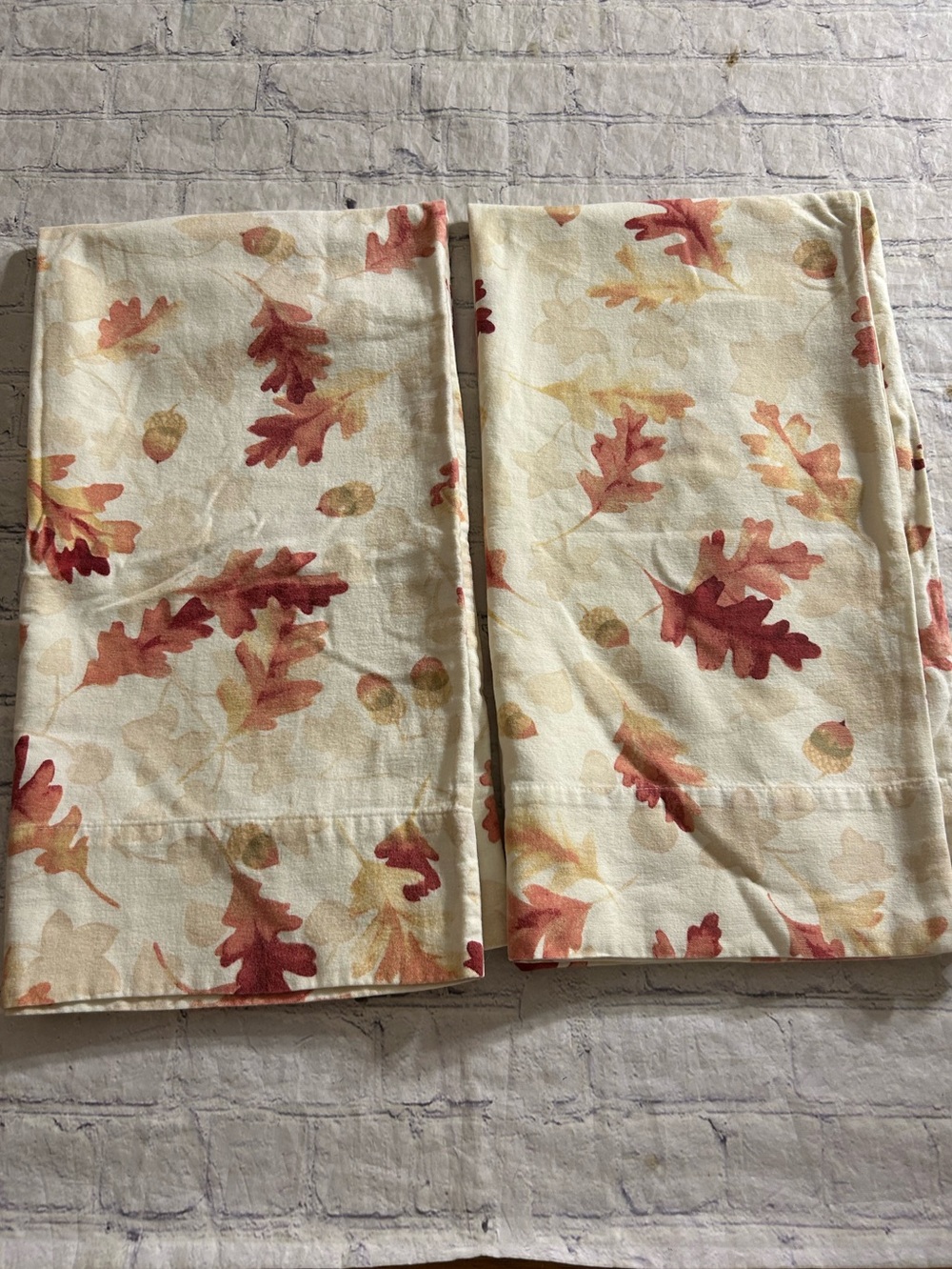 SAM’S CLUB KING-SIZE FALL THEMED PRINT SCATTERED ACORN & OAK LEAVES PILLOW CASES